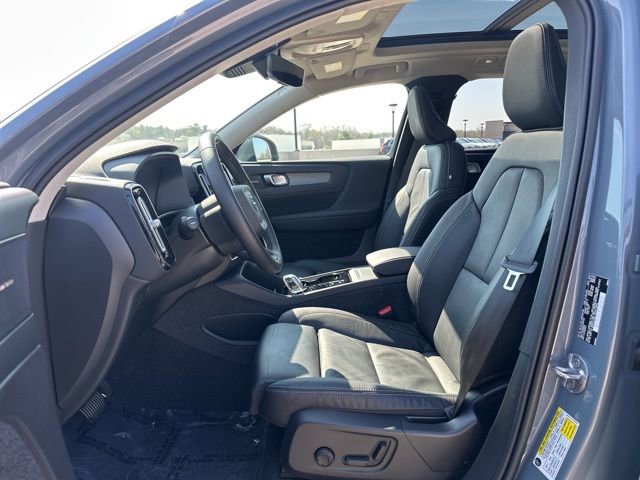 Certified 2023 Volvo XC40 B5 Ultimate w/ Climate Package image 17