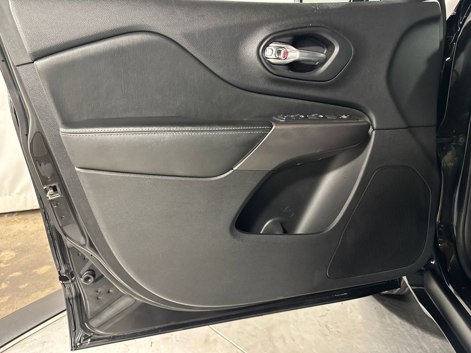 Used 2020 Jeep Cherokee Latitude w/ Cold Weather Group image 26