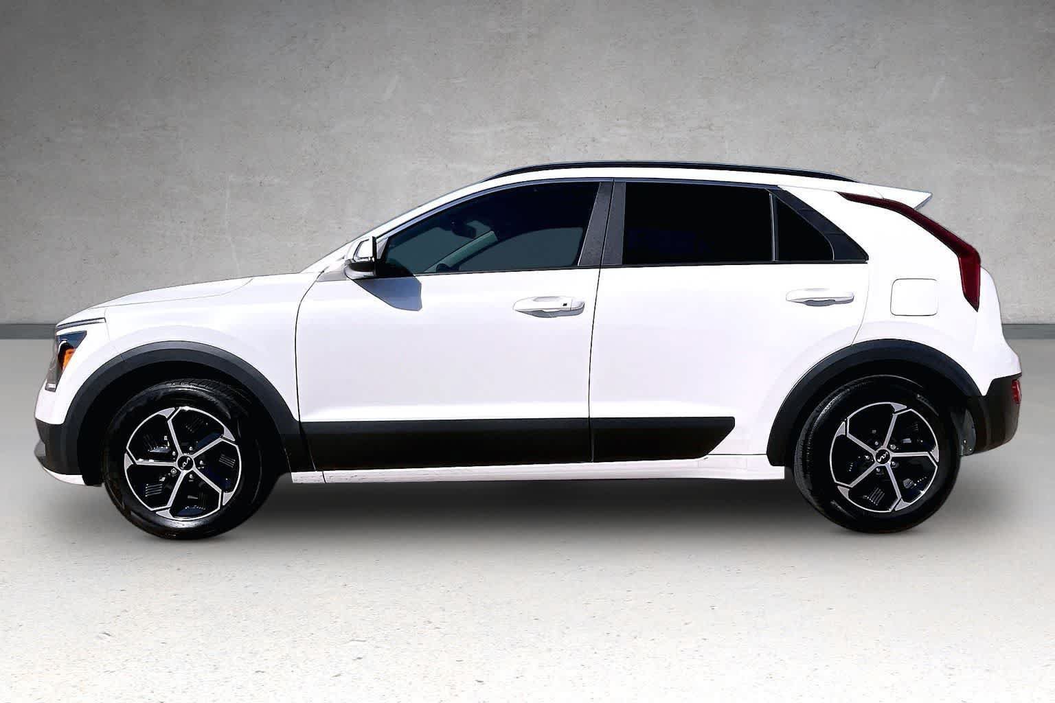 Certified 2024 Kia Niro EX FWD image 3