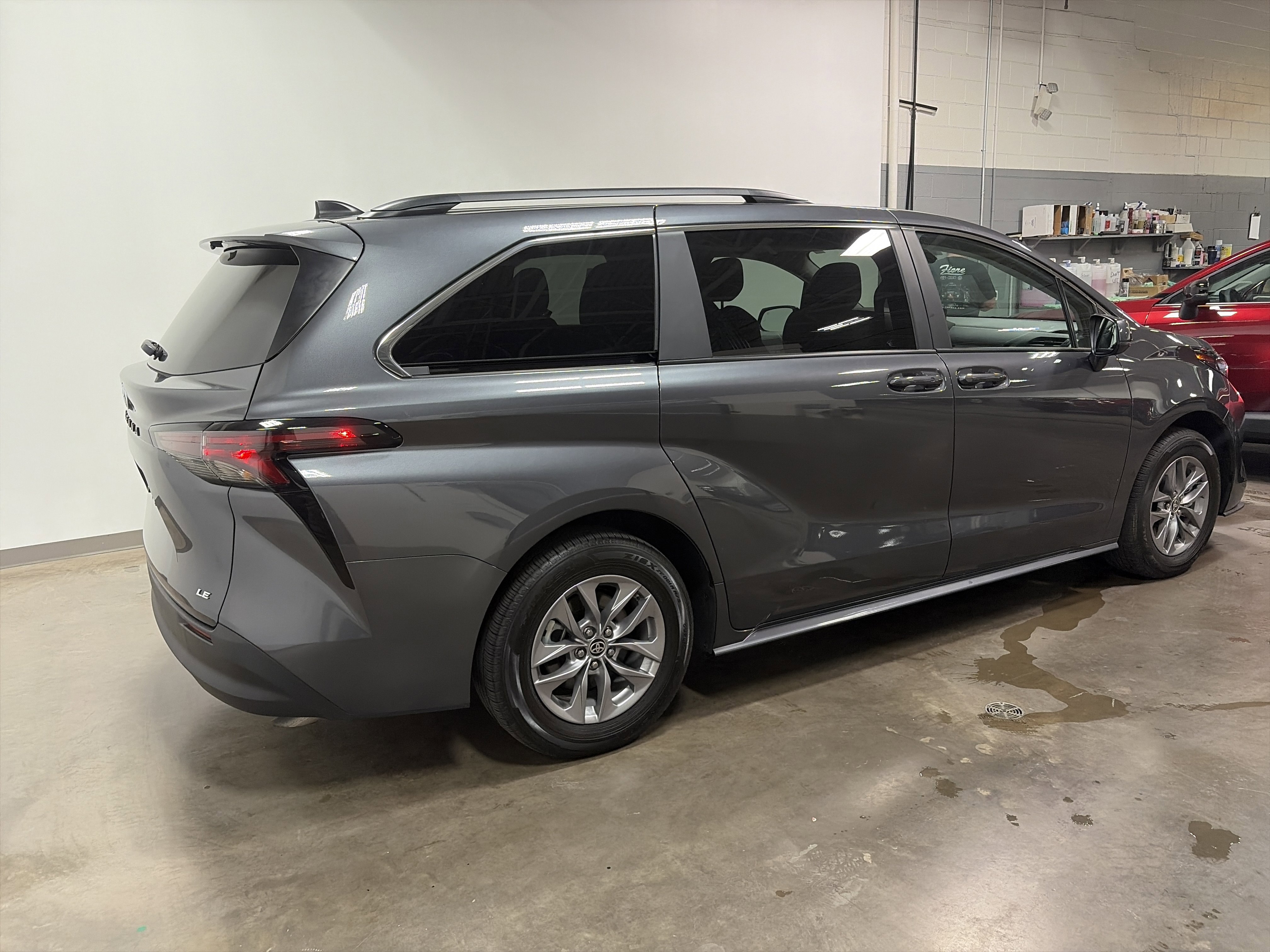 Used 2025 Toyota Sienna LE image 3