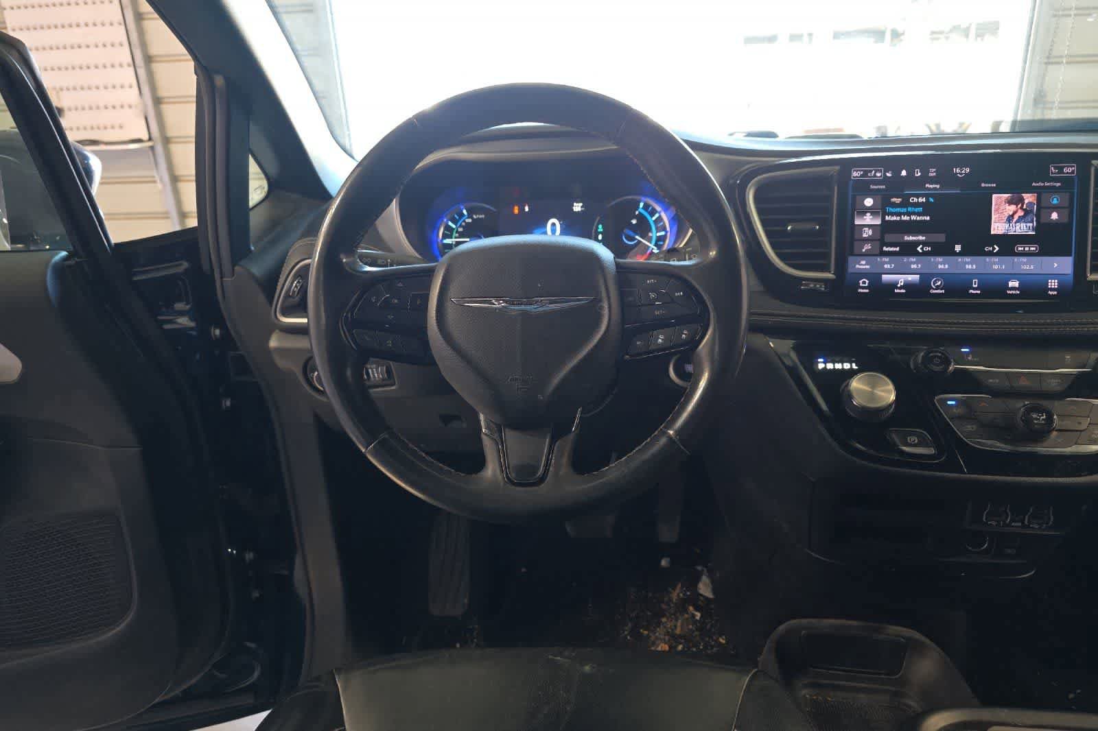 Used 2022 Chrysler Pacifica Touring-L w/ S Appearance Package FWD image 16