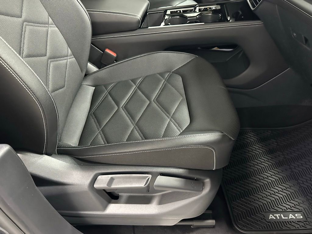 Used 2025 Volkswagen Atlas SE image 62