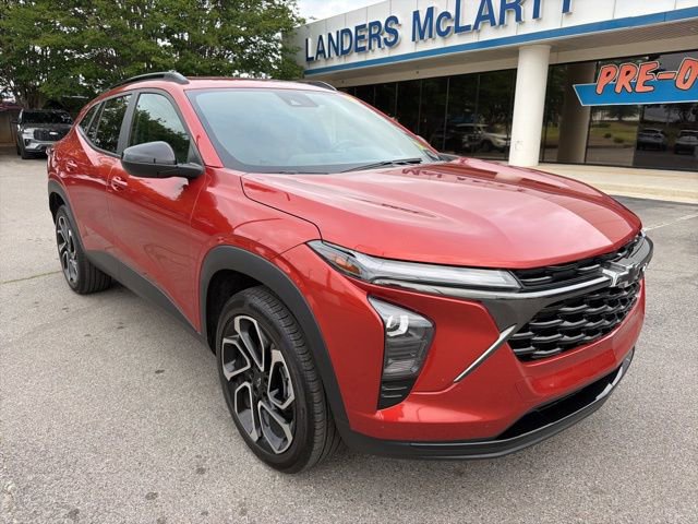 Used 2024 Chevrolet Trax RS w/ Sunroof Package FWD image 2