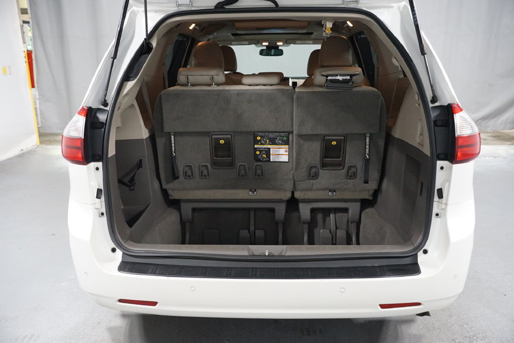 Certified 2020 Toyota Sienna XLE Premium FWD image 35