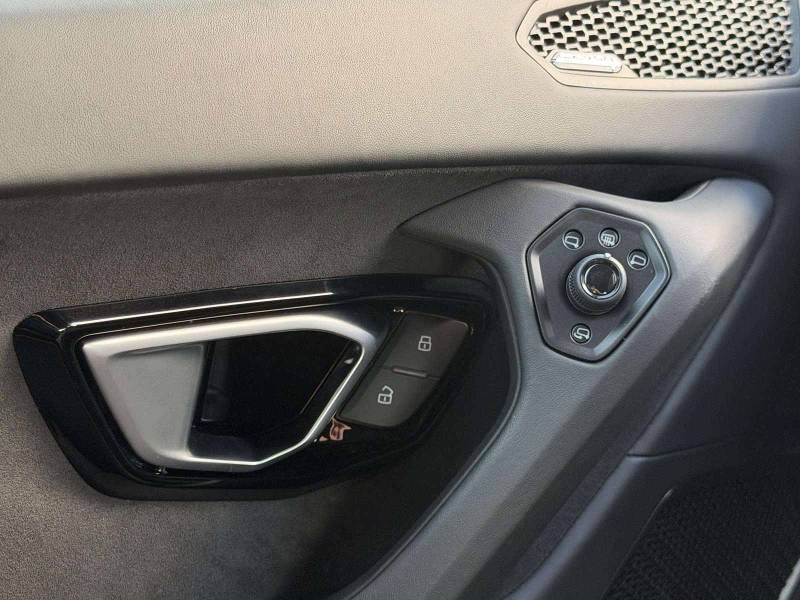 Used 2022 Lamborghini Huracan EVO RWD image 12