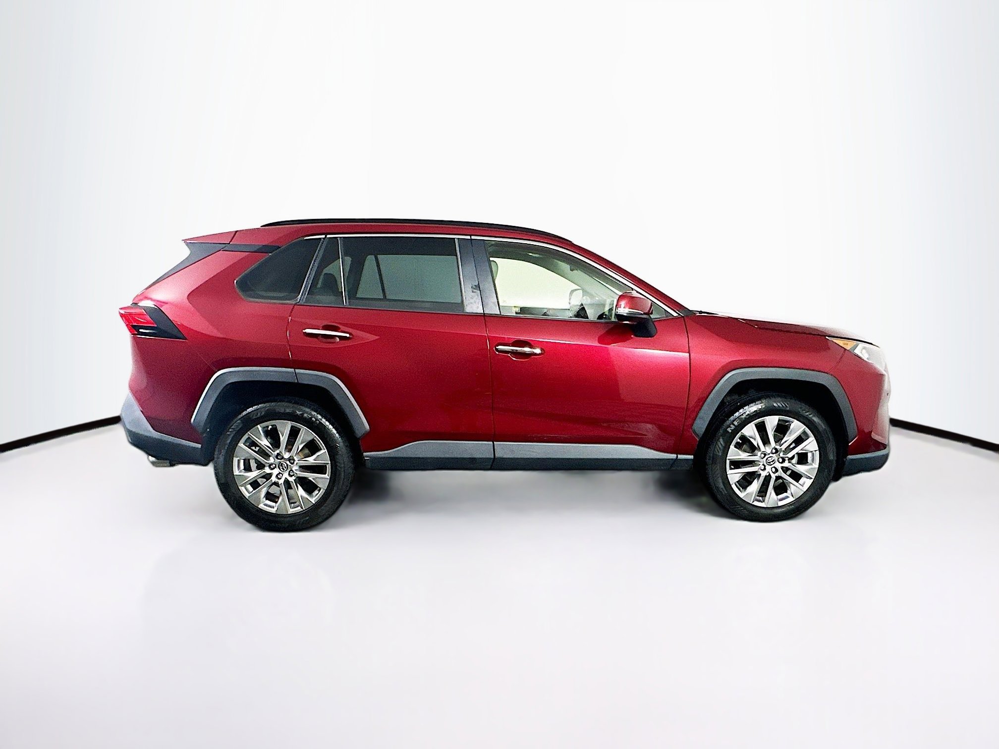 Used 2019 Toyota RAV4 Limited w/ Advanced Technology Package image 10