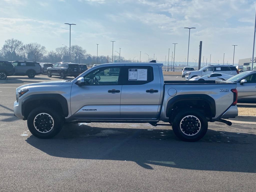 Used 2025 Toyota Tacoma TRD Off-Road AWD/4WD image 4