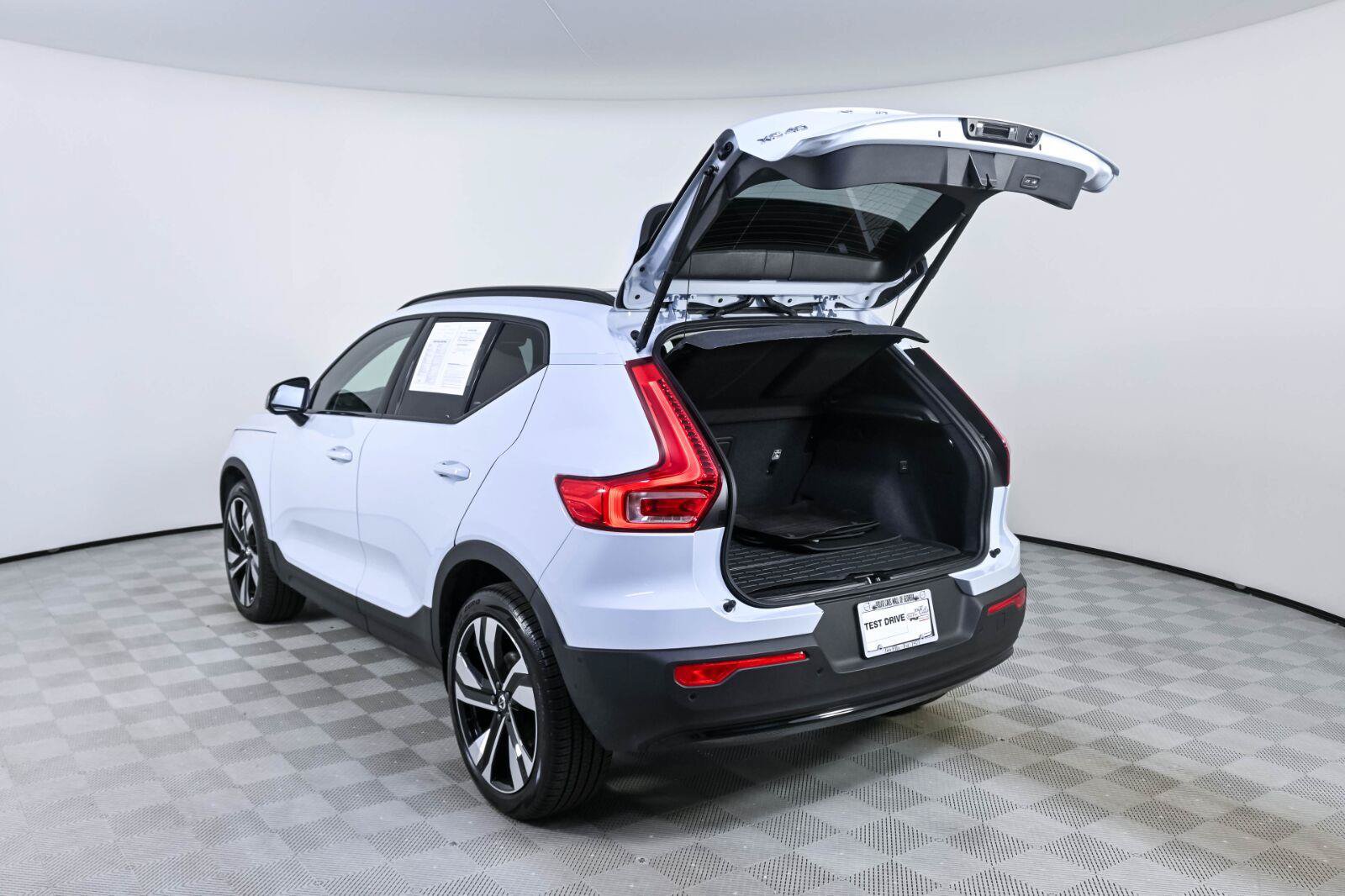 Certified 2026 Volvo XC40 B5 Plus AWD/4WD image 32