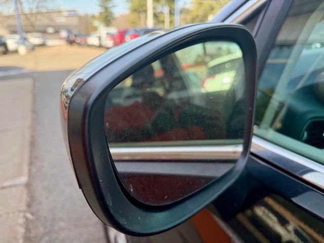 Used 2023 Chrysler Voyager LX image 9