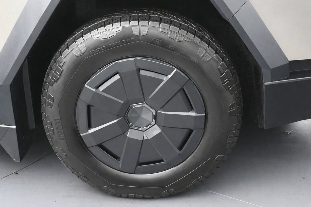 Used 2024 Tesla Cybertruck AWD Crew Cab image 11