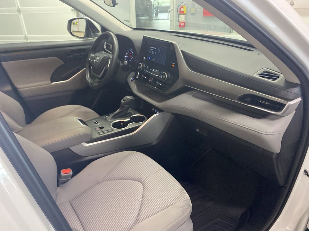 Used 2023 Toyota Highlander L image 17