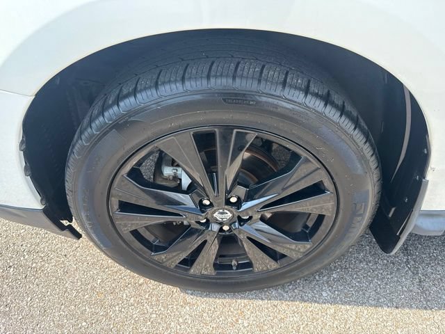 Used 2017 Nissan Pathfinder Platinum w/ Midnight Edition Package FWD image 9