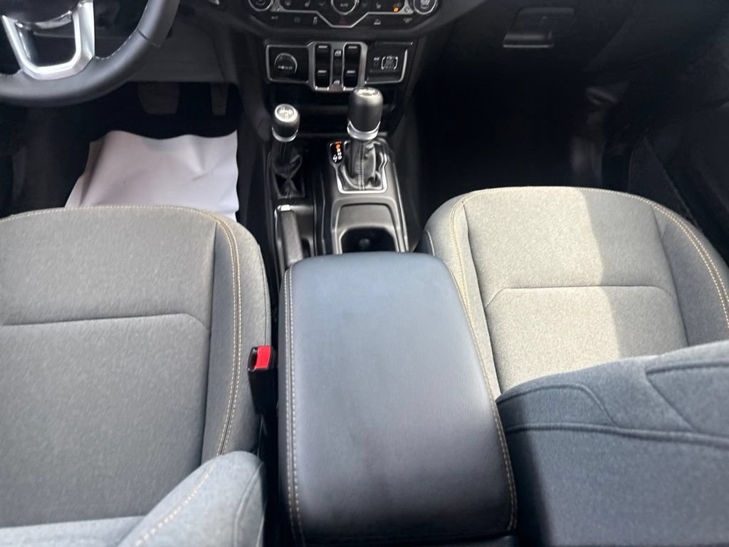 Used 2025 Jeep Wrangler Unlimited Sahara AWD/4WD image 38