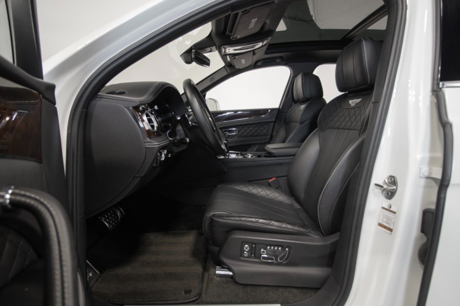 Used 2017 Bentley Bentayga image 20