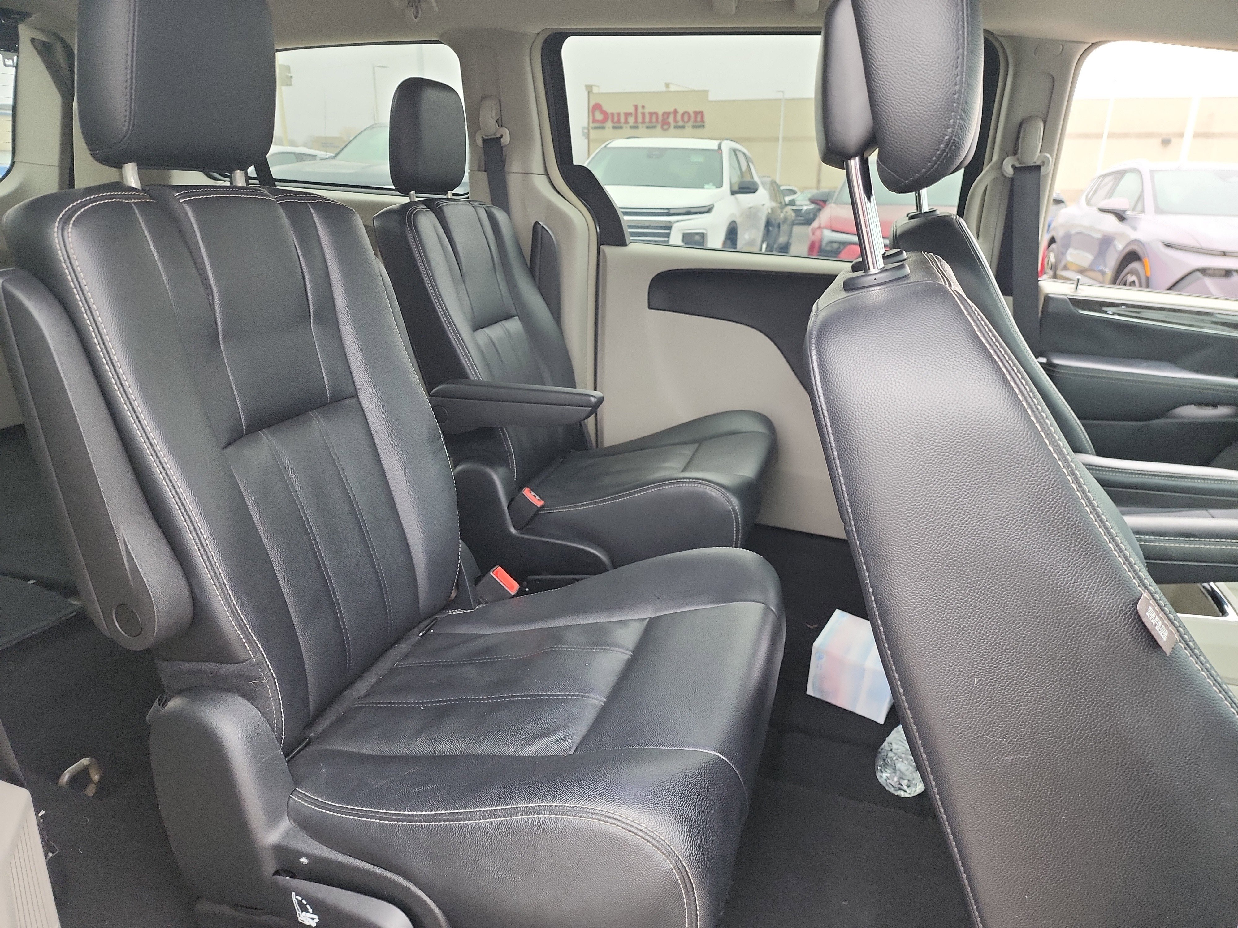 Used 2016 Chrysler Town & Country Touring image 10