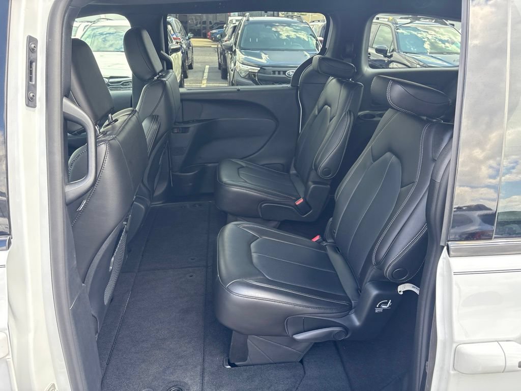 Used 2023 Chrysler Pacifica Touring-L w/ S Appearance Package AWD/4WD image 12