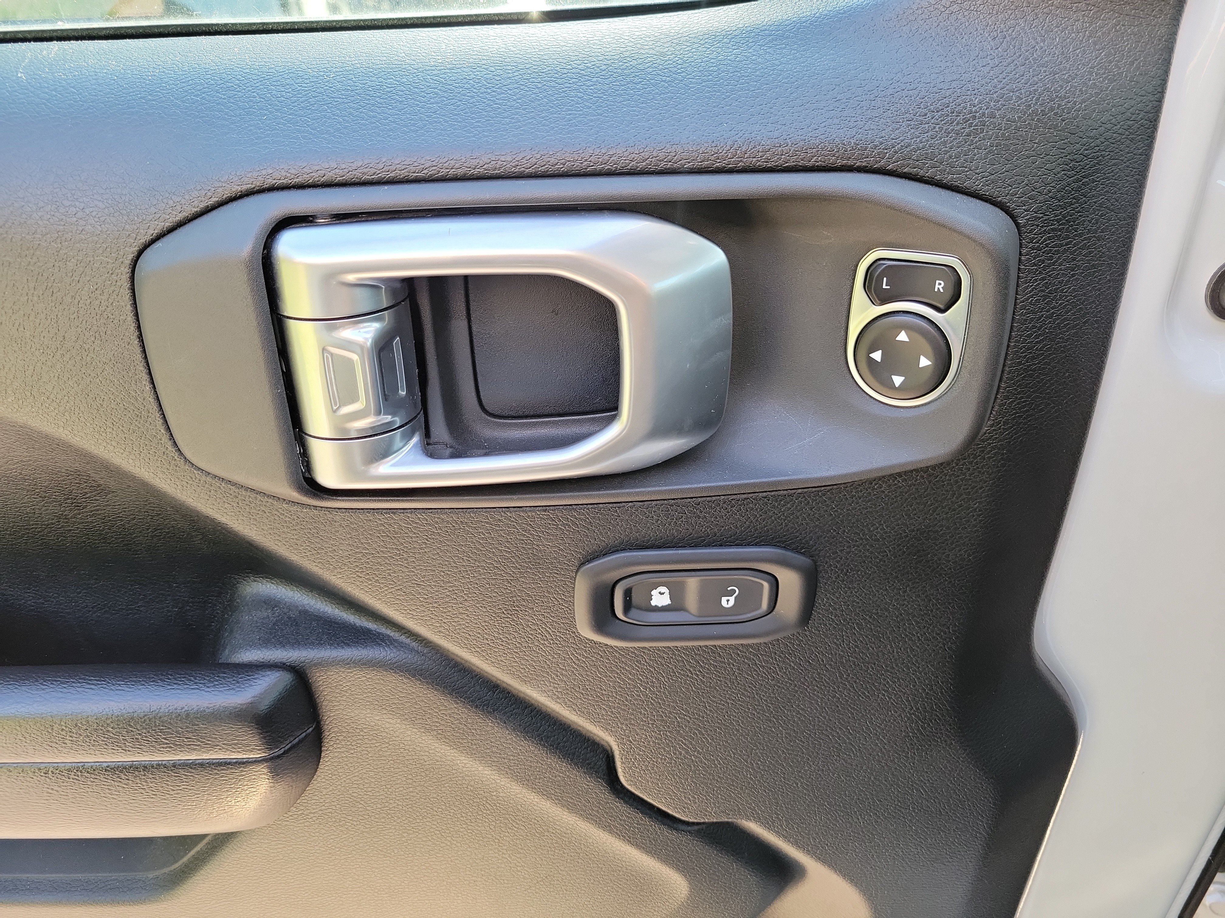Used 2020 Jeep Wrangler Sport AWD/4WD image 12