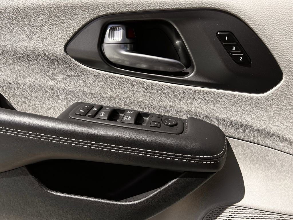 Used 2024 Chrysler Pacifica Touring-L image 27