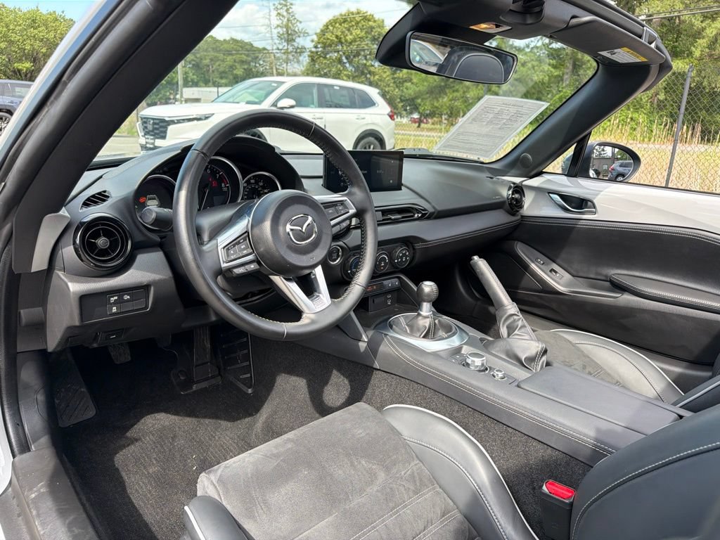Used 2025 MAZDA MX-5 Miata RF Club w/ Weather Package RWD image 9