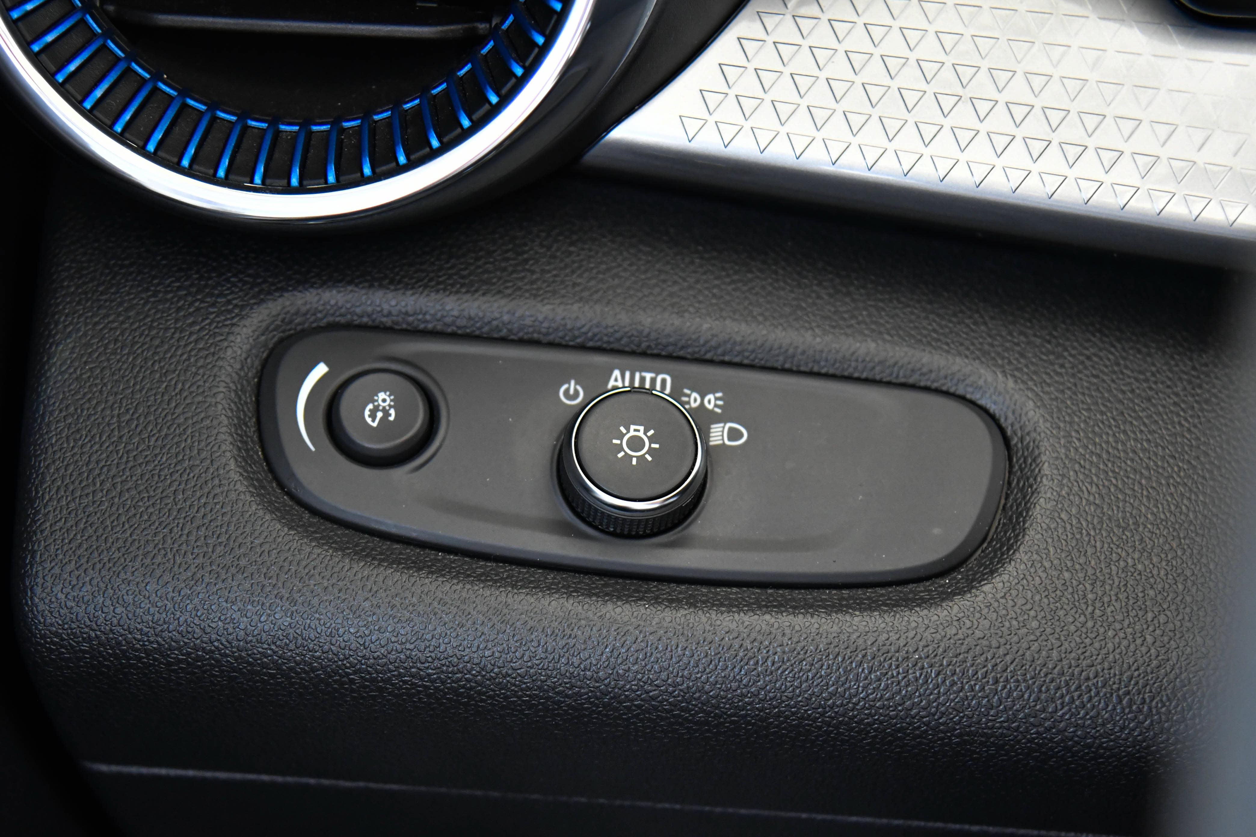 Used 2025 Chevrolet Trax LT FWD image 32