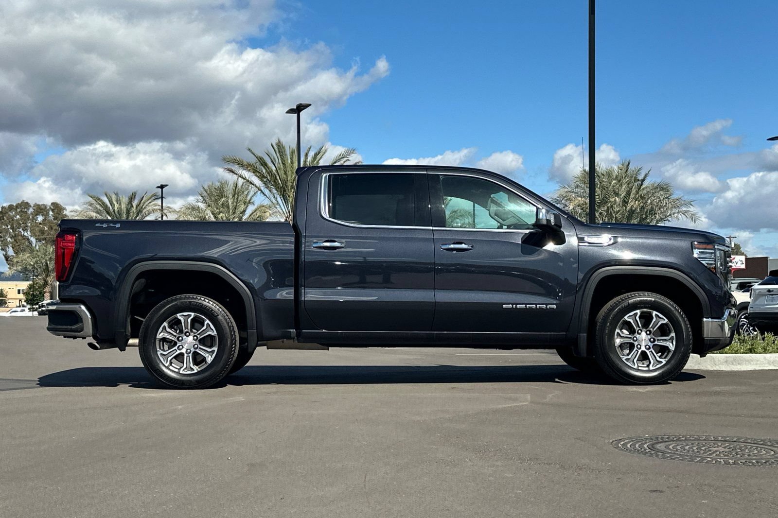Used 2025 GMC Sierra 1500 SLT AWD/4WD image 3