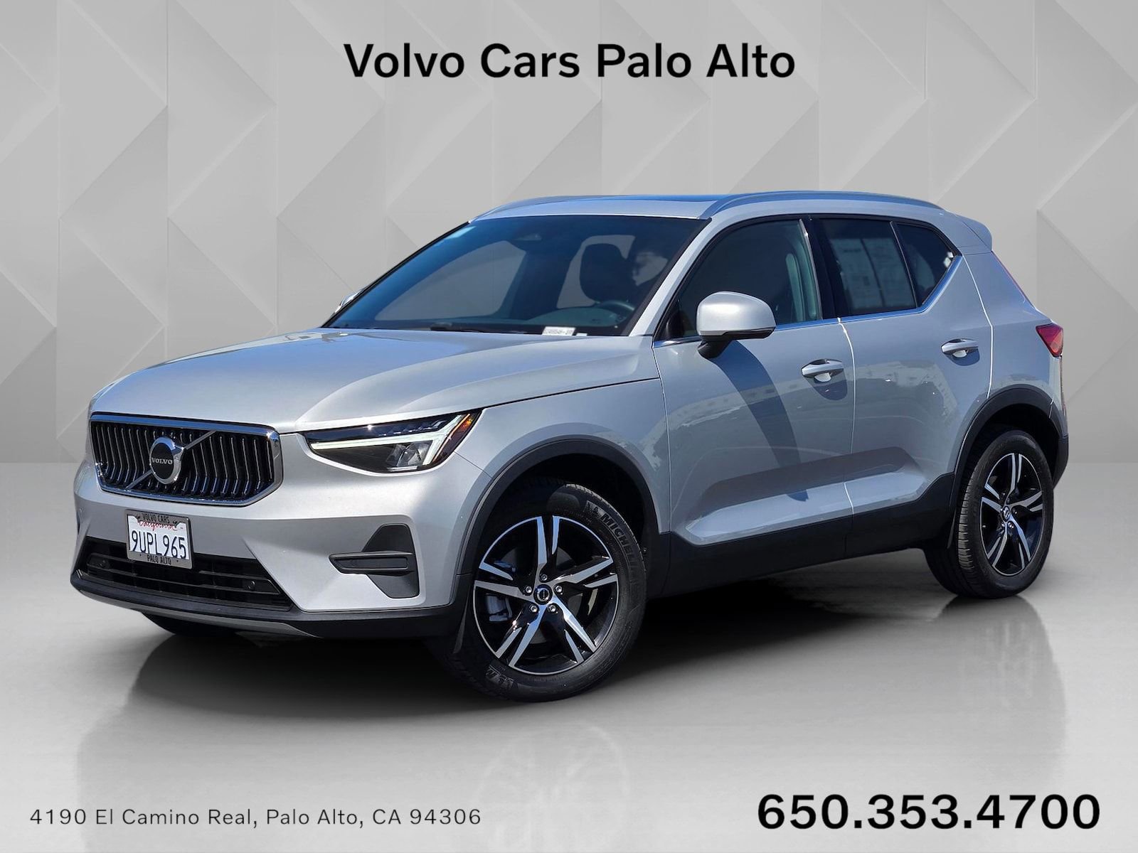 Used 2025 Volvo XC40 B5 Core AWD/4WD image 1