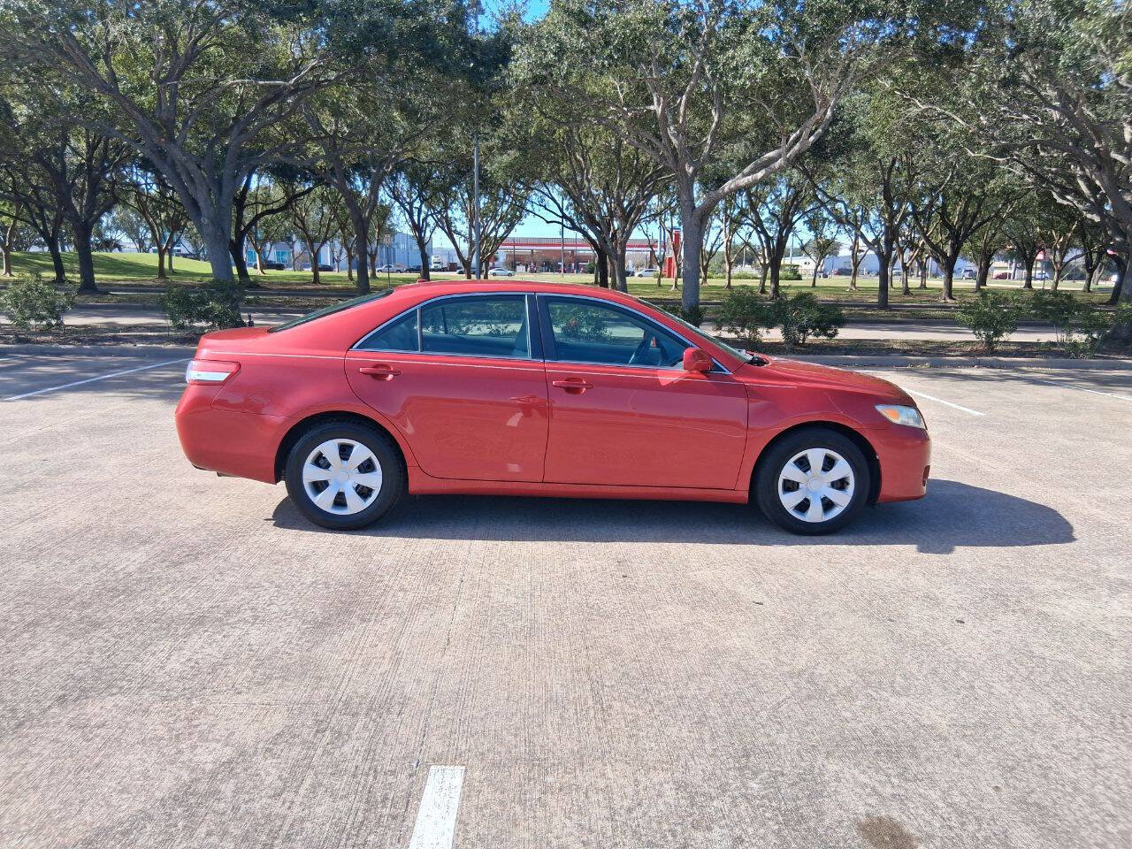 Used 2011 Toyota Camry LE FWD image 7