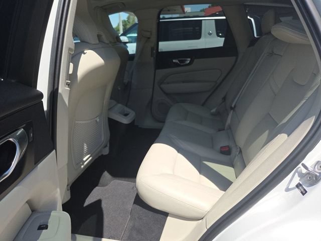 Used 2022 Volvo XC60 B5 Momentum AWD/4WD image 10