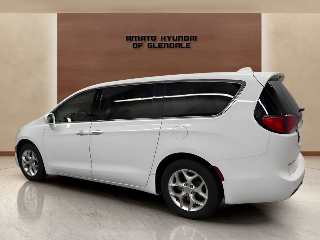 Used 2019 Chrysler Pacifica Touring Plus FWD image 2