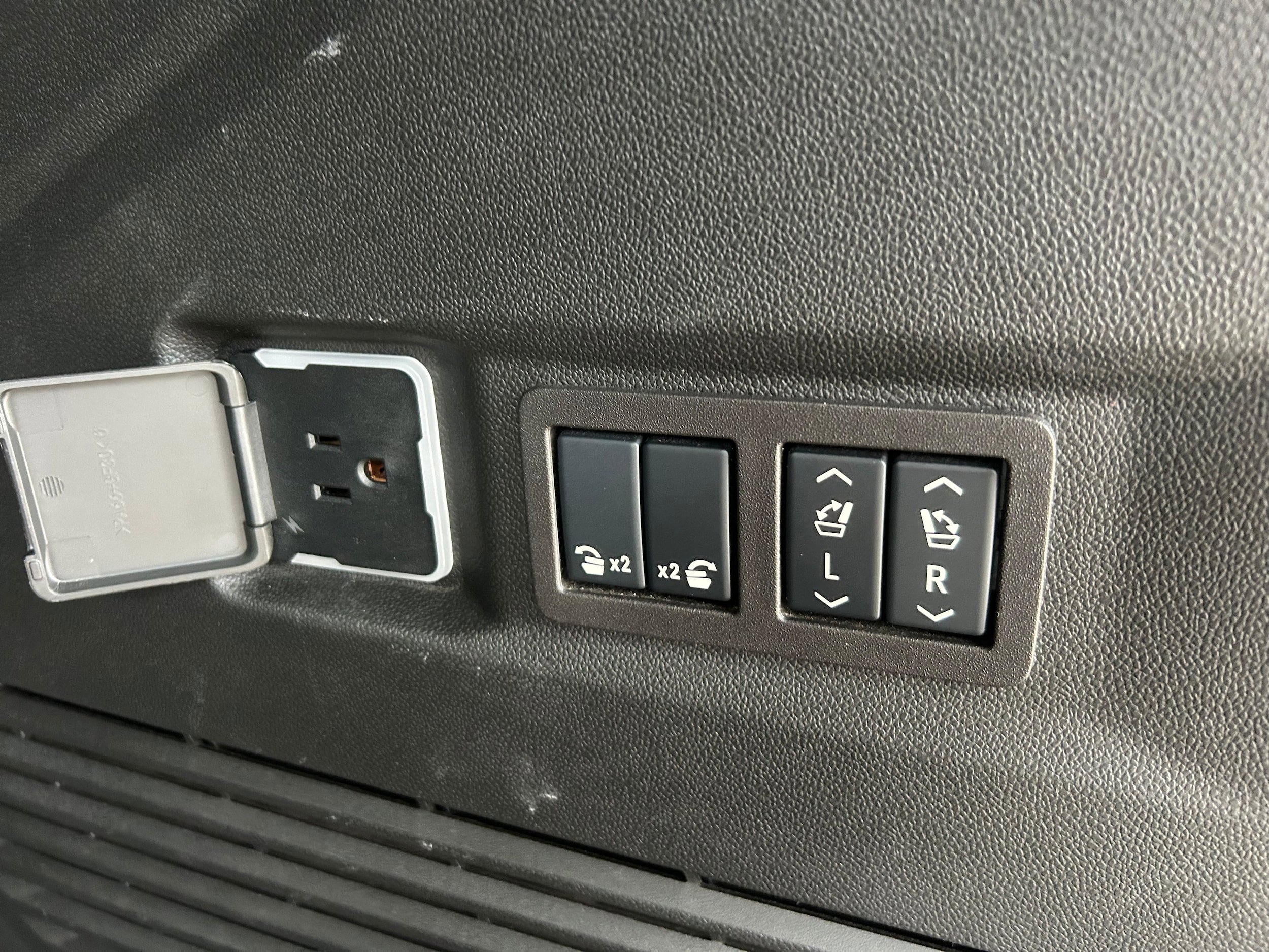 Used 2024 GMC Yukon AT4 w/ AT4 Premium Plus Package image 12