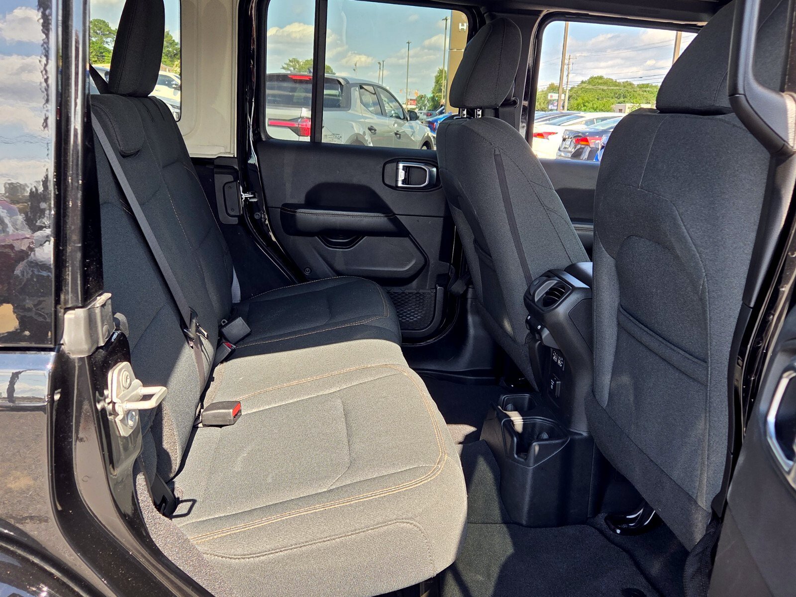 Used 2025 Jeep Wrangler Unlimited Sahara AWD/4WD image 15