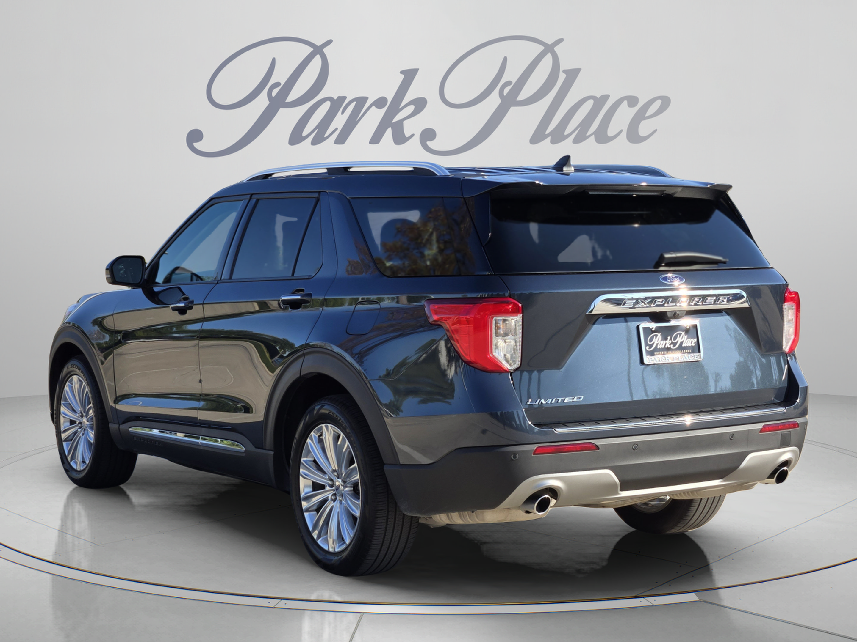 Used 2023 Ford Explorer Limited w/ Limited Technology Package RWD image 2