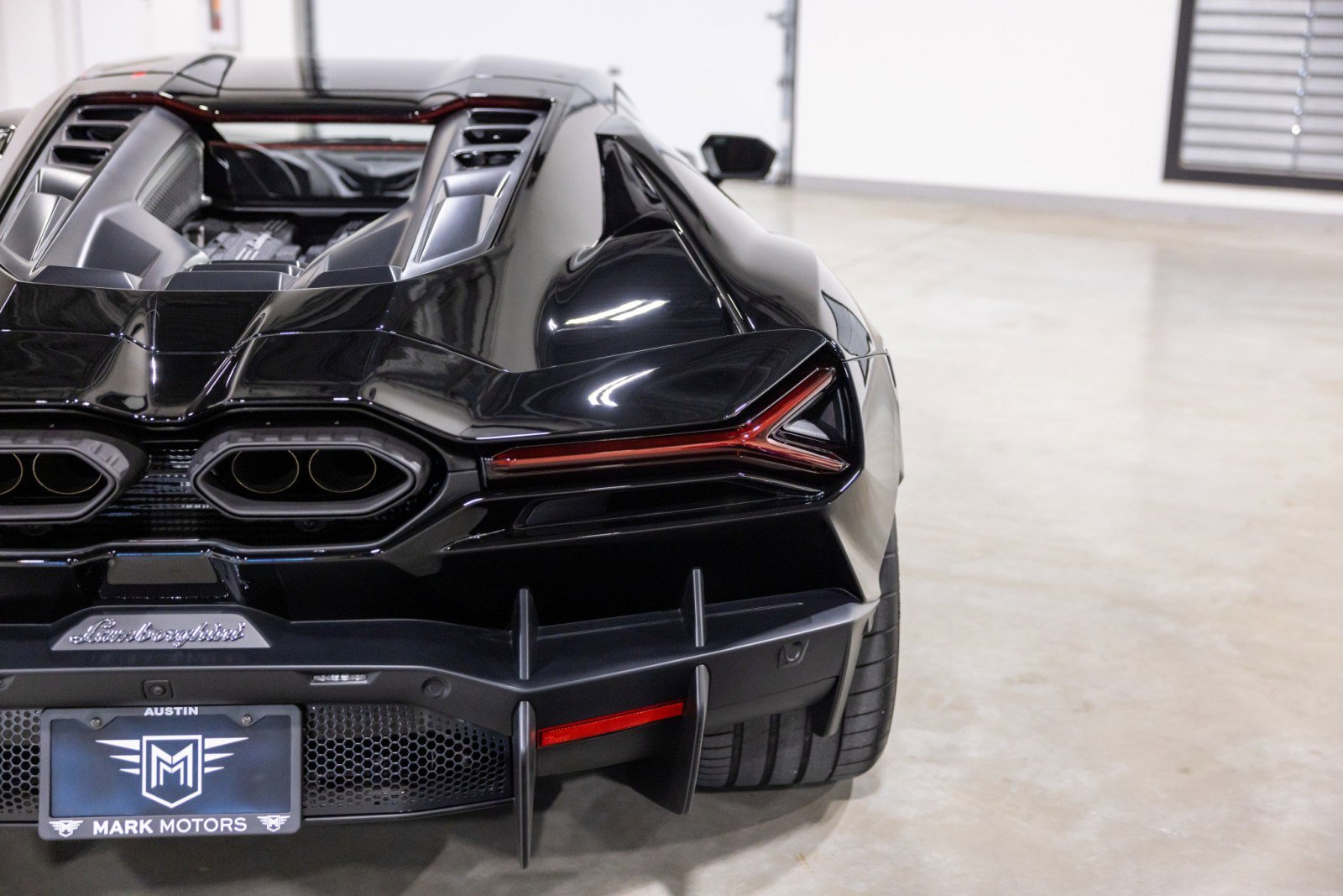 Used 2025 Lamborghini Revuelto image 14