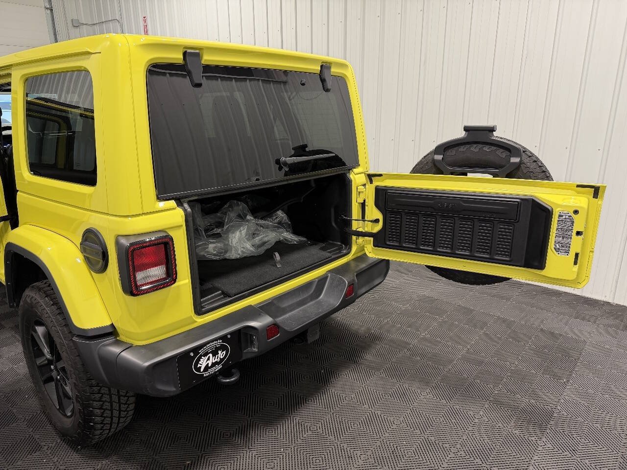 Used 2023 Jeep Wrangler Unlimited Sahara AWD/4WD image 12