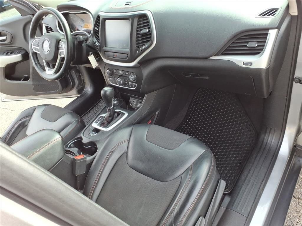 Used 2017 Jeep Cherokee Trailhawk w/ Cold Weather Group image 17