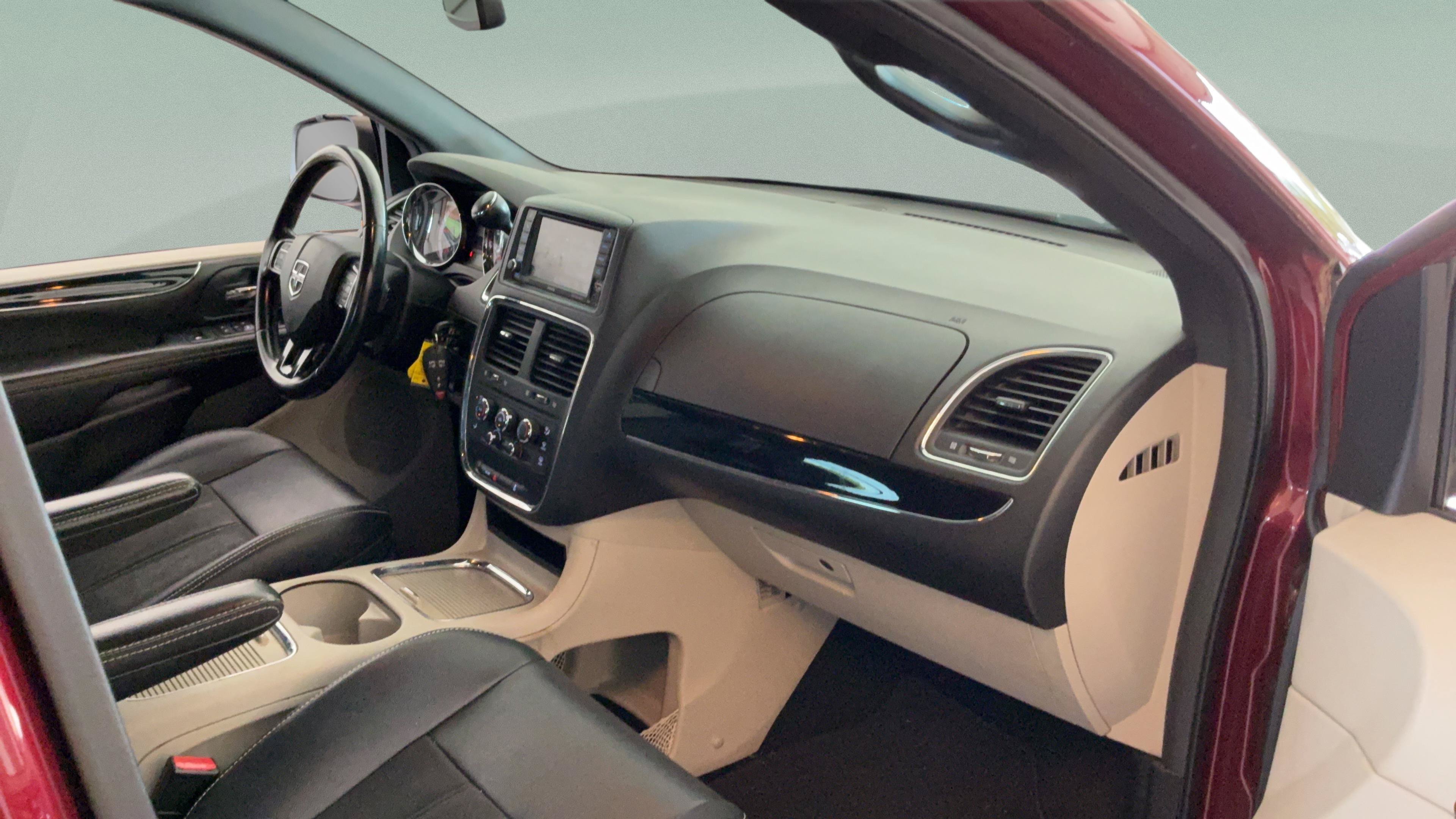 Used 2019 Dodge Grand Caravan SXT FWD image 32