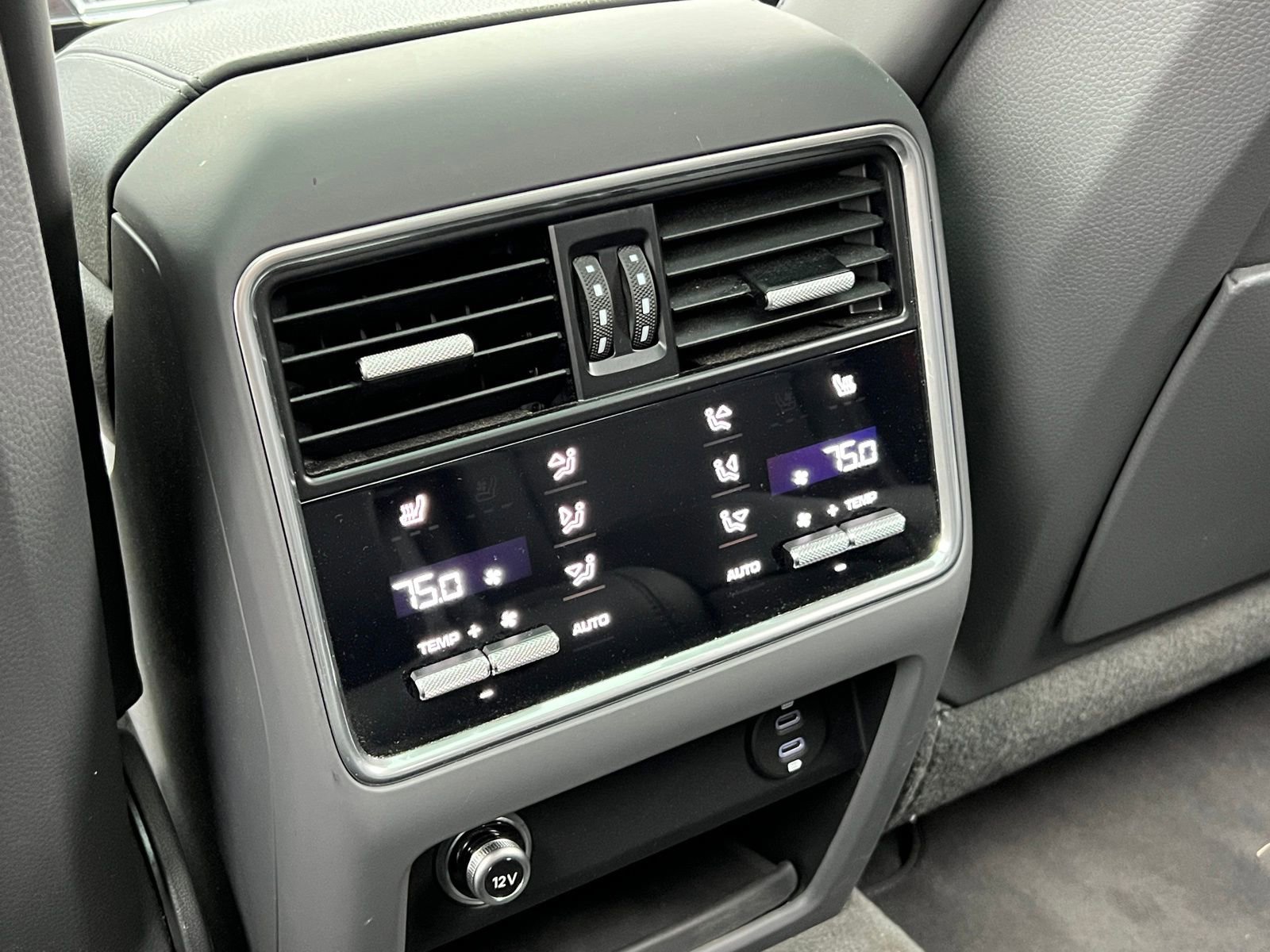 Certified 2022 Porsche Cayenne Platinum Edition image 18