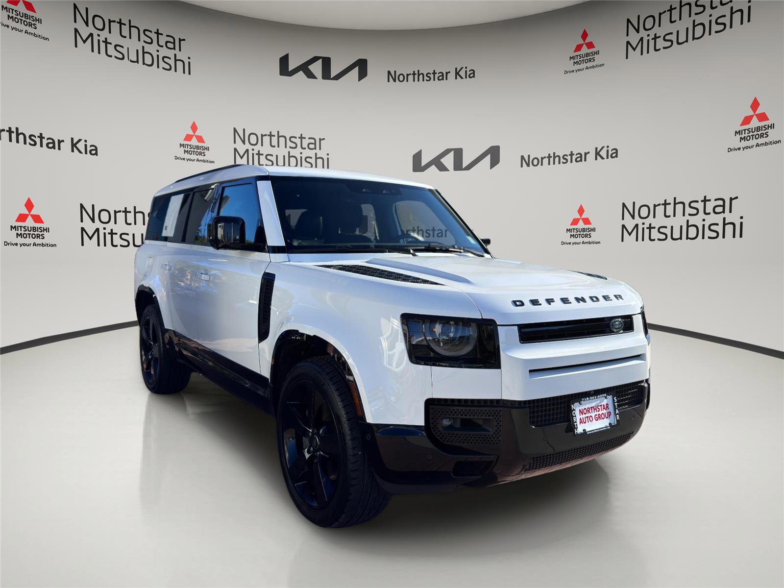Used 2024 Land Rover Defender 130 X-Dynamic SE image 4