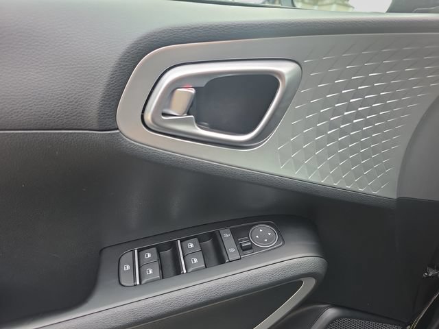Used 2023 Kia Soul LX w/ LX Technology Package FWD image 10