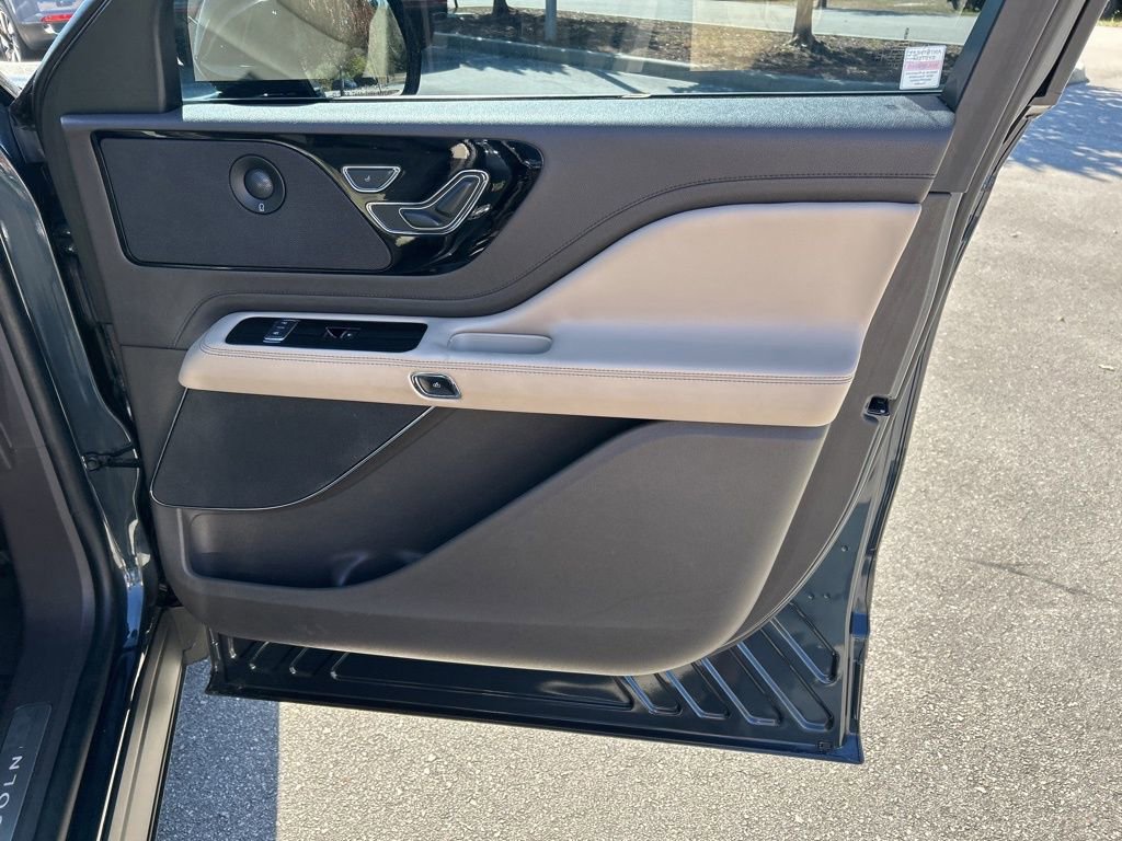 Used 2022 Lincoln Aviator Reserve w/ Elements Package Plus image 40