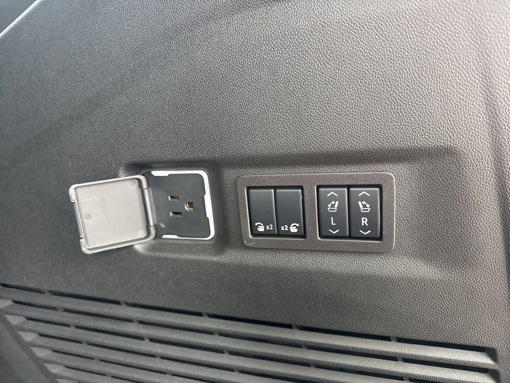 Used 2024 GMC Yukon XL Denali Ultimate w/ LPO, Illumination Package image 43