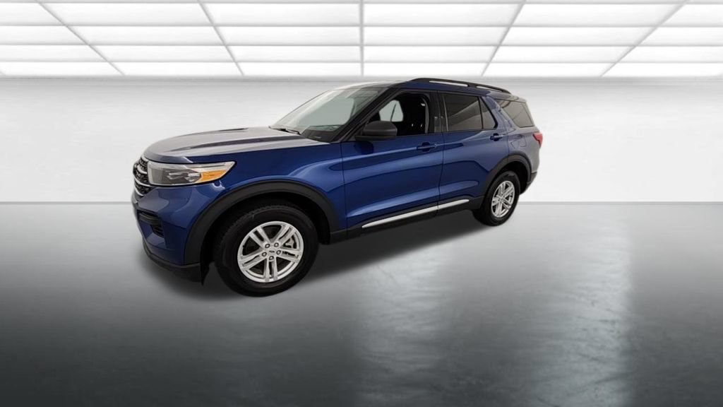 Used 2023 Ford Explorer XLT AWD/4WD image 3