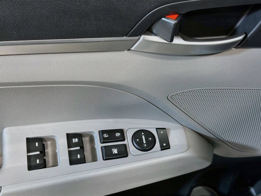 Used 2020 Hyundai Elantra SE FWD image 18