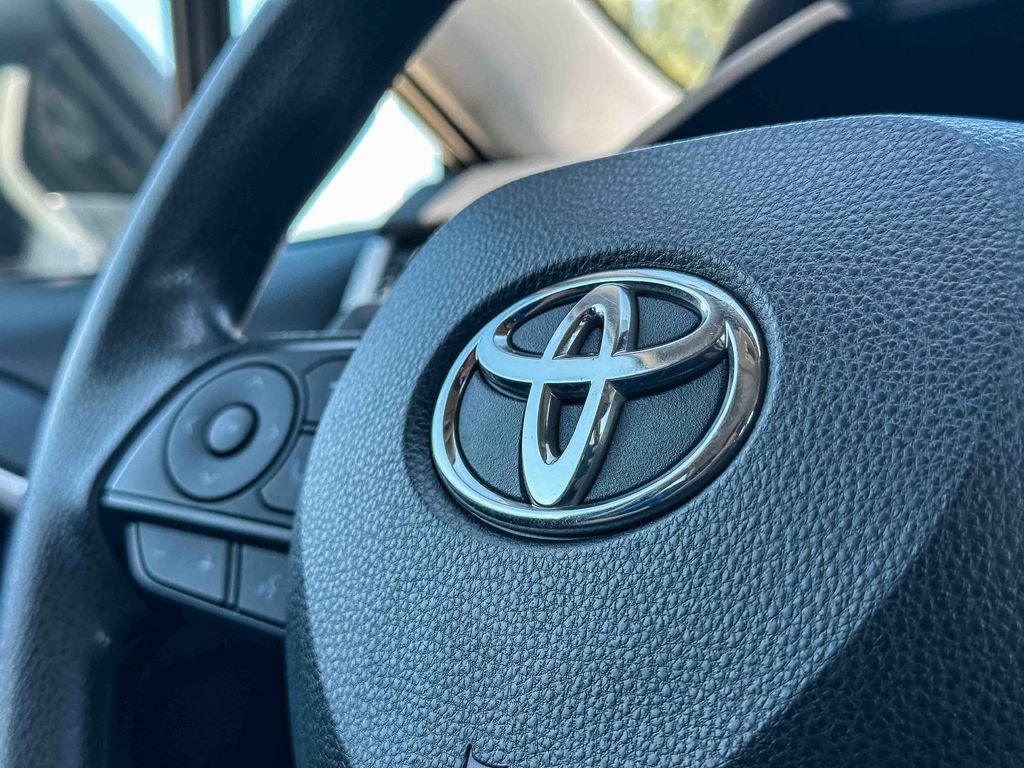 Used 2025 Toyota RAV4 XLE FWD image 29