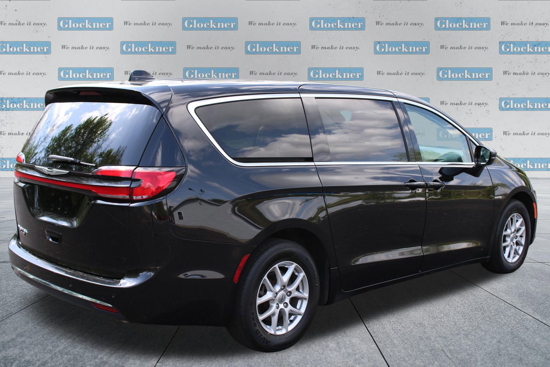 Used 2024 Chrysler Pacifica Touring-L image 6