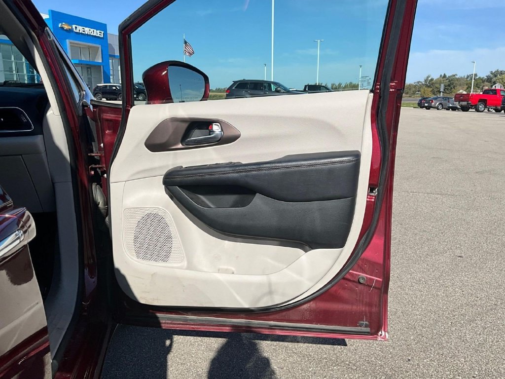 Used 2019 Chrysler Pacifica Touring-L Plus w/ Advanced Safetytec Group FWD image 22