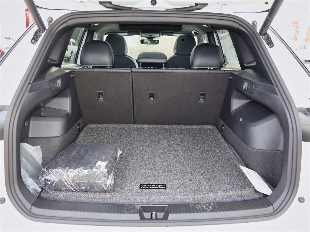 New 2026 Volkswagen Tiguan SE R-Line image 8