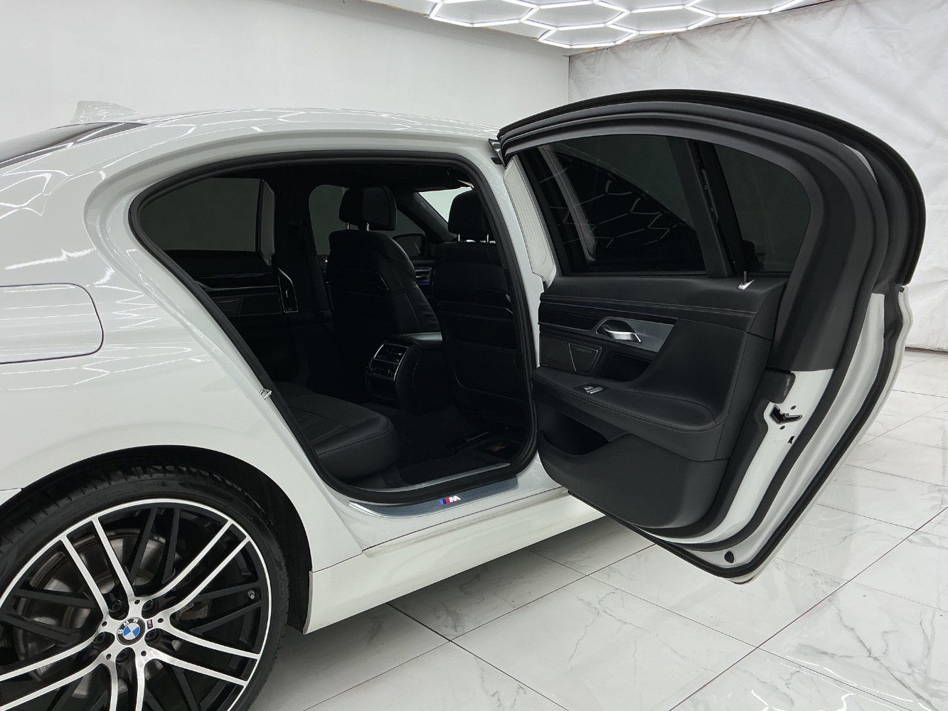 Used 2018 BMW 750i RWD image 23