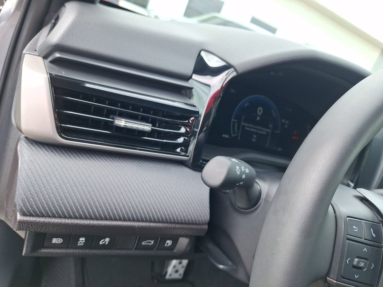 Used 2025 Toyota Camry SE w/ Convenience Package FWD image 18