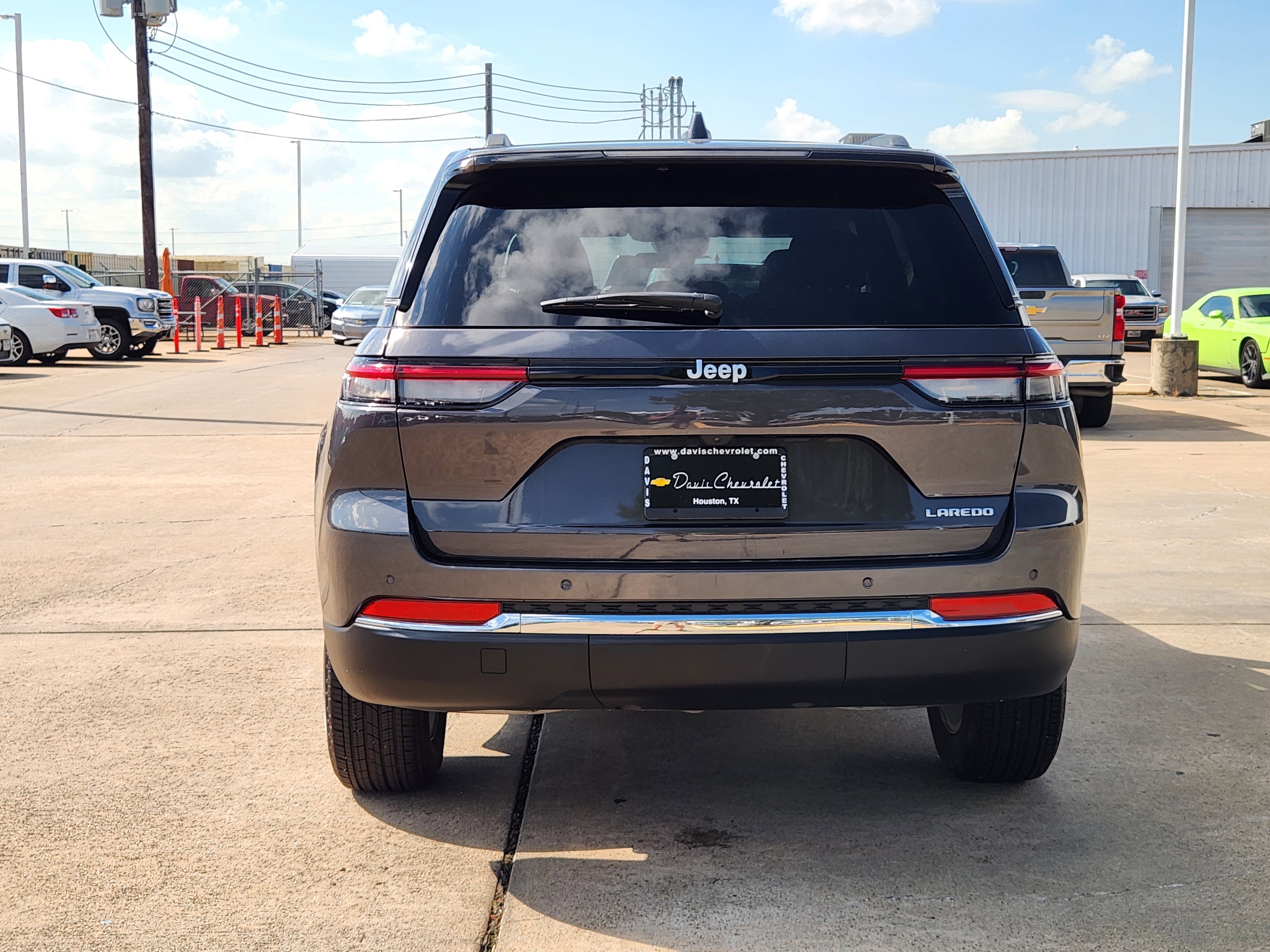 Used 2025 Jeep Grand Cherokee Laredo X image 6